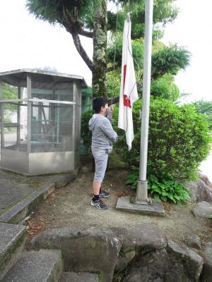 登校日の国旗掲揚も当番児童が行います