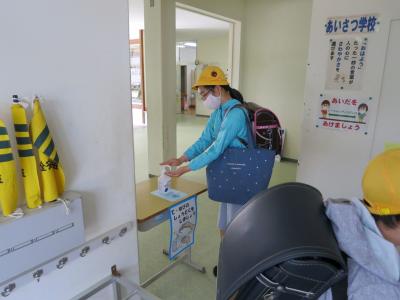 登校したら、まずは、手指消毒 登校したら、まずは、手指消毒