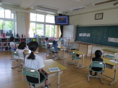 しっかりと画面を向いて話を聞いています しっかりと画面を向いて話を聞いています