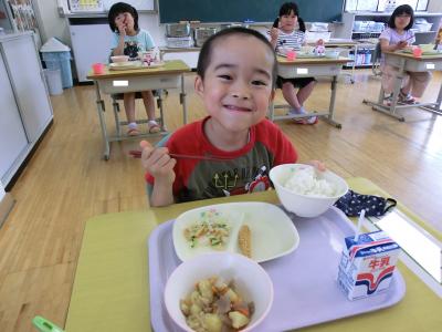 初めての学校給食、いただきま~す! 初めての学校給食、いただきま~す!