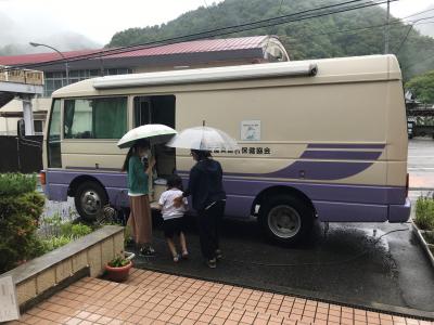 検診車で検査を受けます