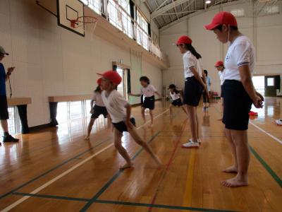 ６年生がが低学年の補助をしました