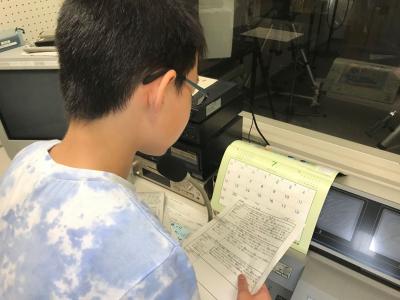 こんなにたくさんの原稿を読んでいるんですね! こんなにたくさんの原稿を読んでいるんですね!