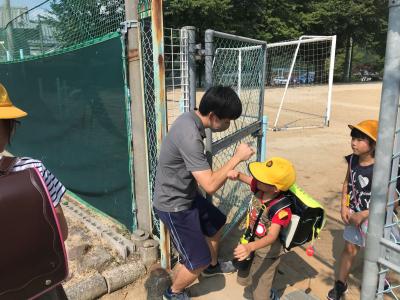 集団下校は、ひじタッチで「さようなら！」