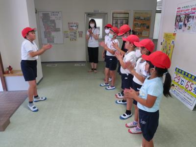 清掃後の反省会の様子です