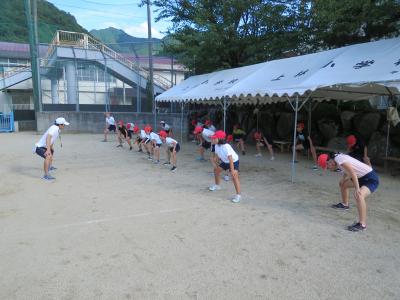 入念に準備運動を行います