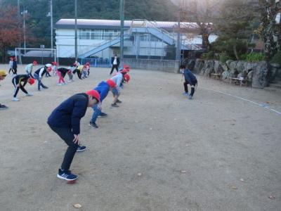 朝日の下、準備体操が始まります