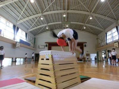 両手をしっかりつけています 両手をしっかりつけています