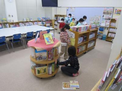 今日も図書館は盛況です