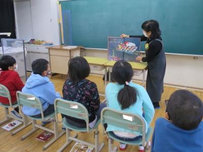 今日の読み聞かせの様子です 今日の読み聞かせの様子です