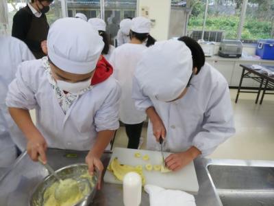 材料を混ぜたり切ったり、手際よく