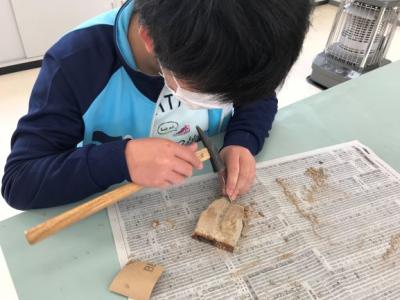 岩石の模様に沿って丁寧に削っていきます 岩石の模様に沿って丁寧に削っていきます