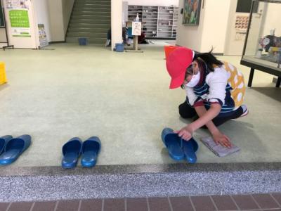 丁寧に雑巾がけをしています 丁寧に雑巾がけをしています