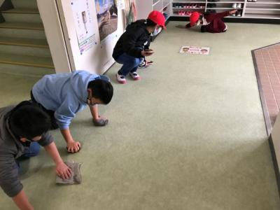 床磨きでピカピカ! 床磨きでピカピカ!