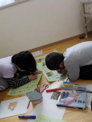 新聞作りに没頭しています 新聞作りに没頭しています