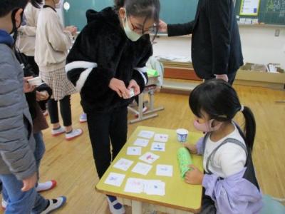 こちらは、ようふくやさんです。 こちらは、ようふくやさんです。