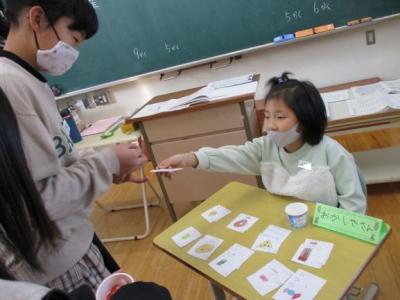 こちらは、おかしやさんです。 こちらは、おかしやさんです。