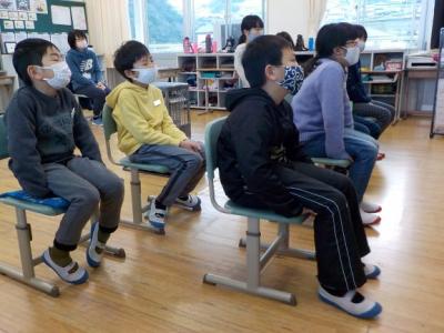 目を閉じて、想像しながら聞いています 目を閉じて、想像しながら聞いています