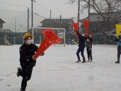 カラーコーンに雪はたまったかな