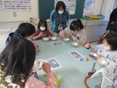 材料を慎重に混ぜ合わせます