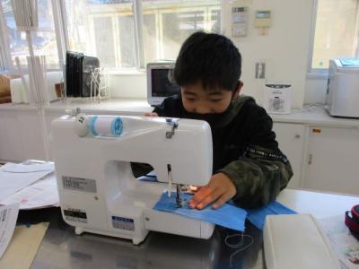 初めてのミシン、緊張するなぁ 初めてのミシン、緊張するなぁ