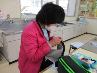 返し縫いをして丈夫に仕上げます 返し縫いをして丈夫に仕上げます