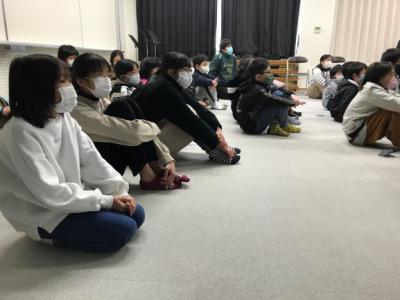 みんな、お話に集中しています。 みんな、お話に集中しています。