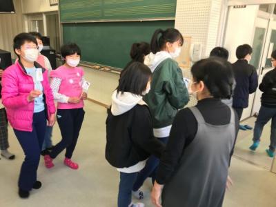 ボランティアさんに見守られて教室に戻りました ボランティアさんに見守られて教室に戻りました