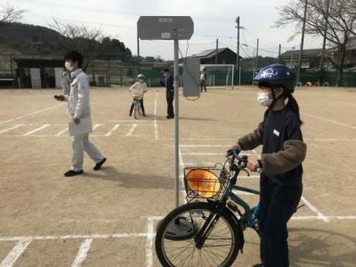 横断歩道は、自転車から降りて渡りましょう