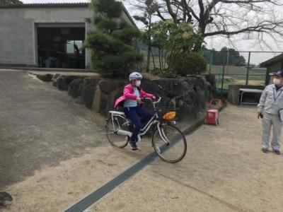 ブレーキはタイヤをロックさせないようにかけましょう ブレーキはタイヤをロックさせないようにかけましょう