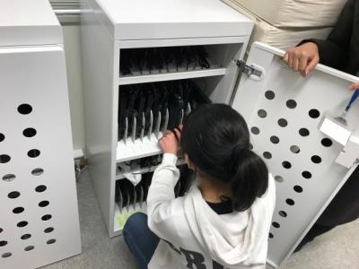 充電庫から取り出します 充電庫から取り出します