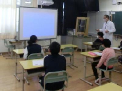 真剣に説明を聞いています 真剣に説明を聞いています