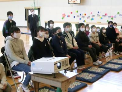 みんな、先生方のメッセージに興味津々です みんな、先生方のメッセージに興味津々です
