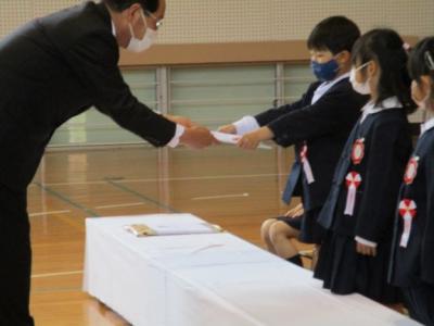 両手でしっかりと受け取りました 両手でしっかりと受け取りました