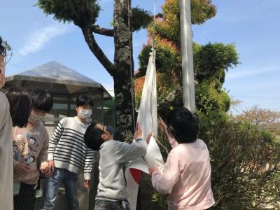これから交代で国旗を掲揚します これから交代で国旗を掲揚します