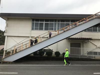 安全に歩道橋を渡ります