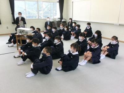 新しい先生のお話を真剣に聞いています 新しい先生のお話を真剣に聞いています