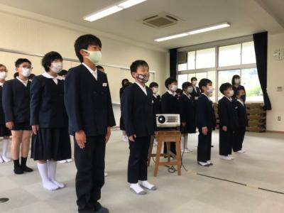 引き締まった態度で式に臨みました 引き締まった態度で式に臨みました