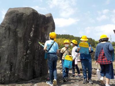 大きな石碑！何が書いてあるんだろう？