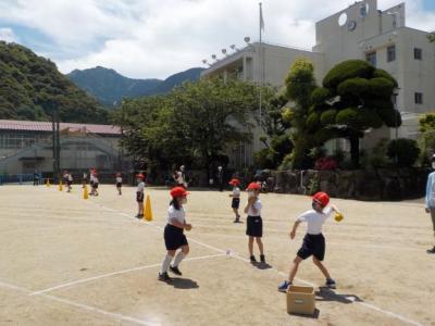 青空に向かってボールを投げます 青空に向かってボールを投げます