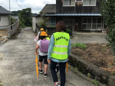 狭い道は車に気を付けようね 狭い道は車に気を付けようね