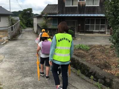 狭い道は車に気を付けようね