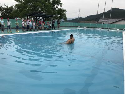 おぼれた場合は、背後から支えます おぼれた場合は、背後から支えます