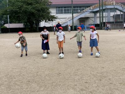 晴れた日は、外でサッカー！