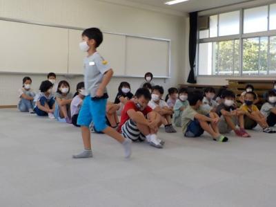 名前を呼ばれた児童は紅白に分かれます 名前を呼ばれた児童は紅白に分かれます