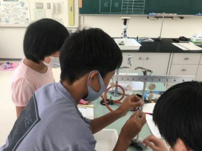 慎重におもりを取り付けています 慎重におもりを取り付けています