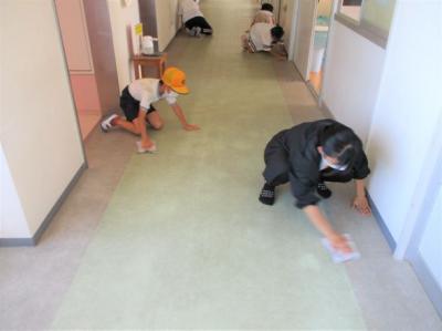 廊下は隅々までピカピカ! 廊下は隅々までピカピカ!