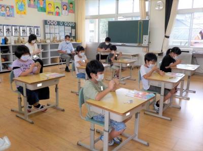 たくさんの先生に見つめられて緊張! たくさんの先生に見つめられて緊張!